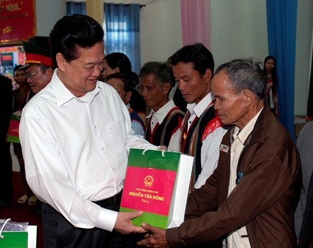 Premierminister Nguyen Tan Dung besucht Kreis Sa Thay in Provinz Kon Tum - ảnh 2